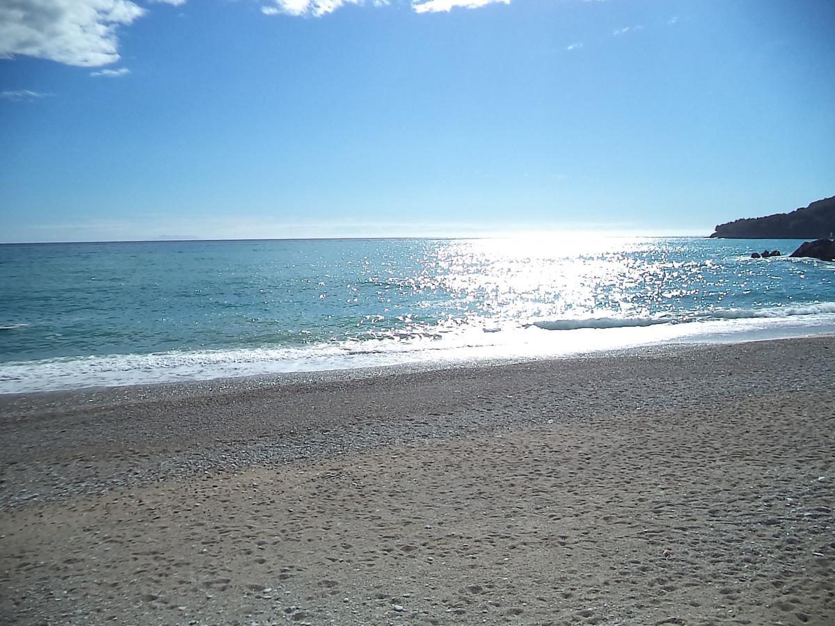 Guest House Solive Himare Bagian luar foto
